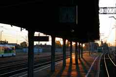 早....场景铁路站