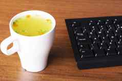 热蔬菜汤白色杯键盘