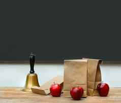 午餐袋苹果学校贝尔桌子上