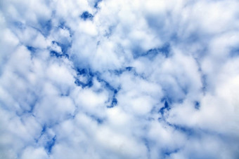 多云的蓝色的天空天顶