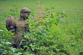 女孩雕像花园背景