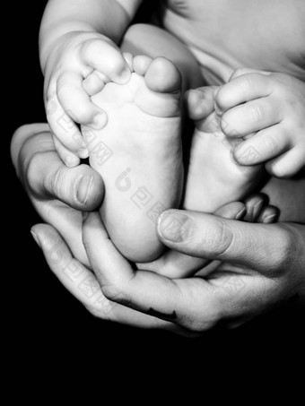 婴儿脚母亲的手