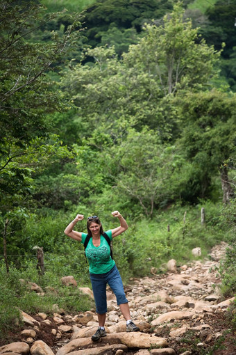 女徒步旅行者弯曲崎岖的<strong>乡村小道</strong>科斯塔黎加