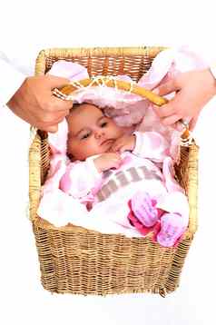 爱的父母携带新生儿婴儿篮子