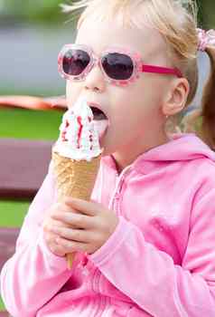 女孩吃冰淇淋女孩吃冰淇淋
