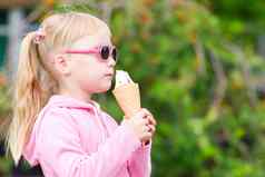 女孩吃冰淇淋女孩吃冰淇淋