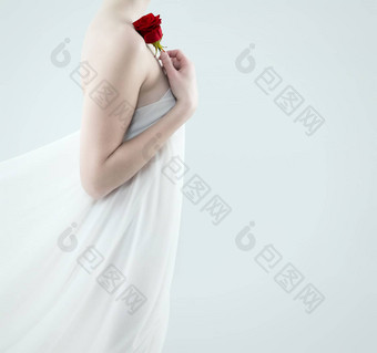 美丽的女人持有红色的玫瑰