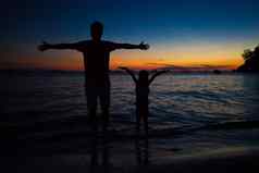 父亲女儿轮廓日落海滩长滩岛菲律宾