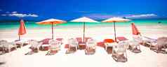 海滩椅子异国情调的度假胜地完美的白色桑迪海滩
