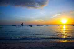 色彩斑斓的美丽的日落帆船地平线长滩岛岛