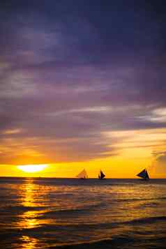 色彩斑斓的美丽的日落帆船地平线长滩岛岛