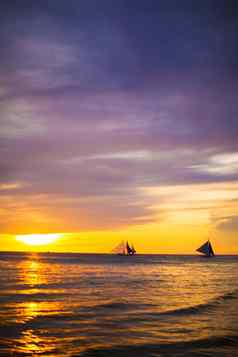 色彩斑斓的明亮的日落岛长滩岛菲律宾