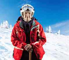 高级女人穿滑雪夹克雪坡