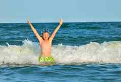年轻的男孩享受海