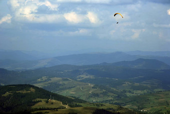 滑翔伞山村