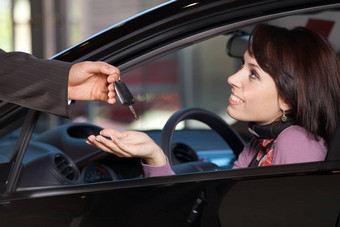 年轻的女人接收<strong>车</strong>键<strong>车</strong>推销员