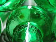 绿色玻璃瓶摘要