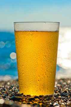 水滴玻璃冷啤酒海滩