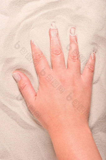女手触摸细沙子