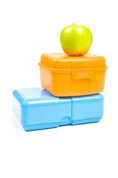 色彩斑斓的午餐盒里绿色苹果