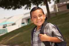快乐年轻的拉美裔男孩准备好了学校