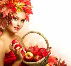 美秋天女人成熟的红色的有机苹果