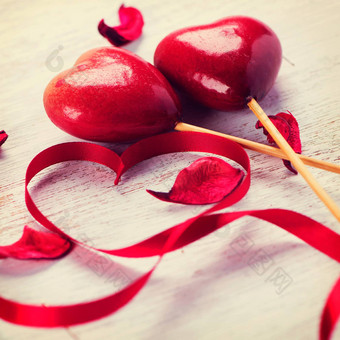 情人节心红色的缎礼物丝带红色的心