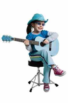 年轻的女孩玩吉他