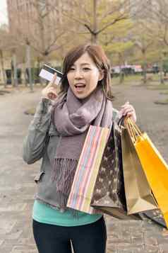 亚洲女人信贷卡持有购物袋