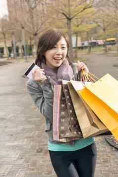 亚洲女人信贷卡持有购物袋