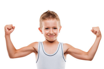 微笑体育运动孩子男孩显示手肱二头肌肌肉强度