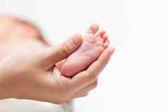 新生儿婴儿孩子脚非常脚趾妈妈。手