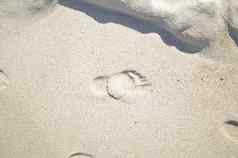 脚打印桑迪海滩