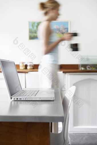 女人厨房咖啡过滤器走移动PC焦点移动PC