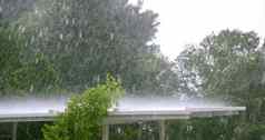 下雨白色屋顶飓风风暴
