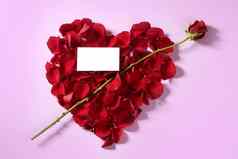 丘比特箭头红色的玫瑰花瓣心形状