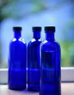 蓝色的玻璃身体石油瓶