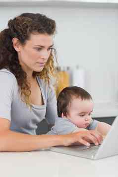 女人婴儿移动PC计数器