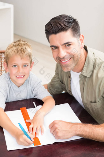 快乐父亲帮助儿子家庭作业表格
