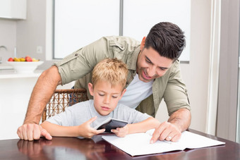 微笑父亲帮助儿子数学家庭作业表格