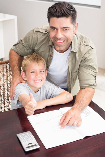 快乐父亲帮助儿子数学家庭作业表格
