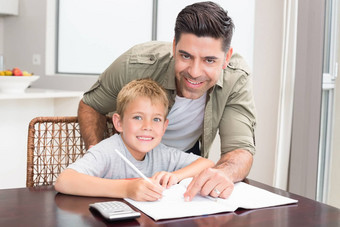 快乐的父亲帮助儿子数学家庭作业表格