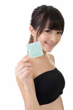 年轻的漂亮的亚洲女人避孕套