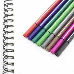 色彩斑斓的笔笔记本孤立的白色