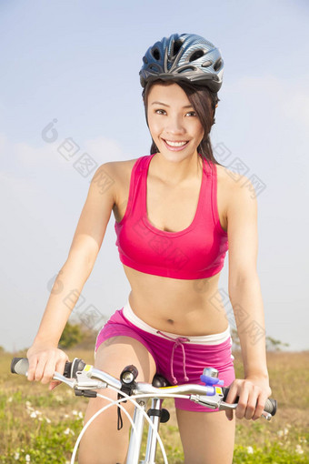 美丽的女人骑摩托车的人骑<strong>折叠自行车</strong>户外