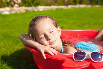 肖像放松可爱的女孩享受假期小池户外