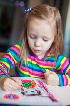 可爱的女孩绘画铅笔坐着表格