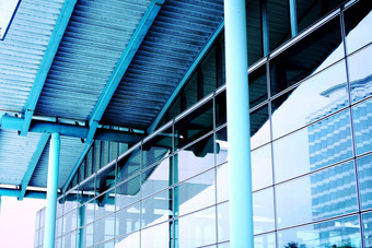 现代蓝色的玻璃墙摩天大楼