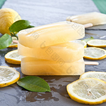 新鲜的柠檬冰棍