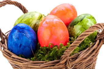 篮子明亮彩色复活节鸡蛋